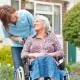 Freddo e anziani: come proteggerli e badante
