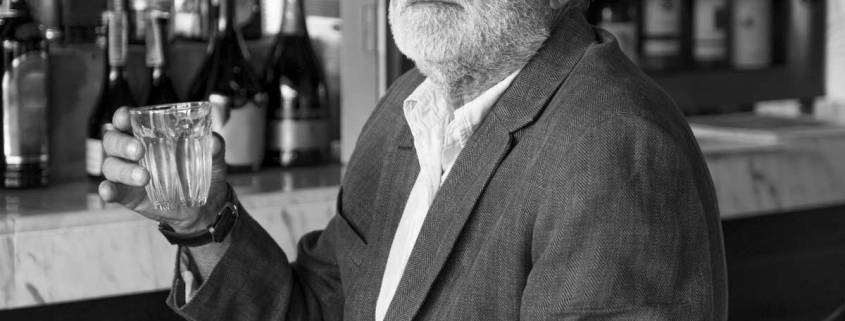 Badante bere bicchiere acqua