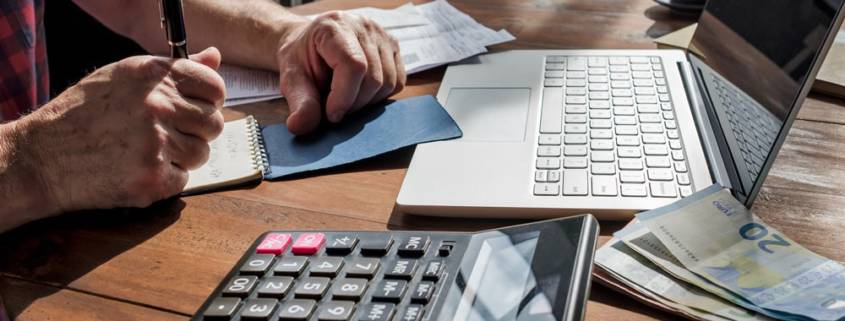 stipendio minimo badante lavoratore domestico milano