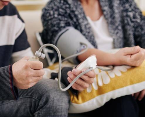 badante convivente misurazione pressione malattie anziani