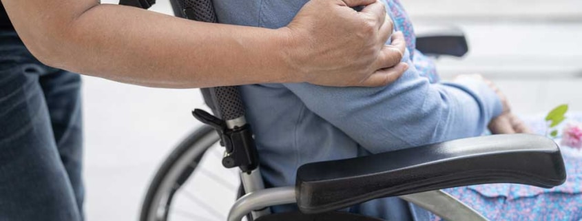 badante e anziano a letto