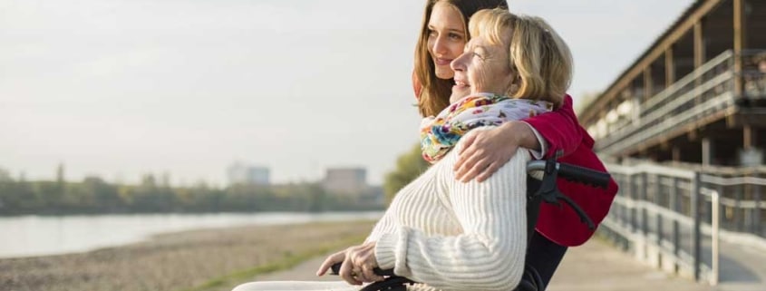 anziano in carrozzina