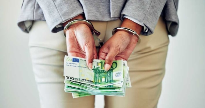 badante ruba in casa
