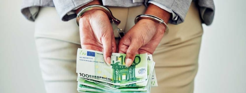 badante ruba in casa